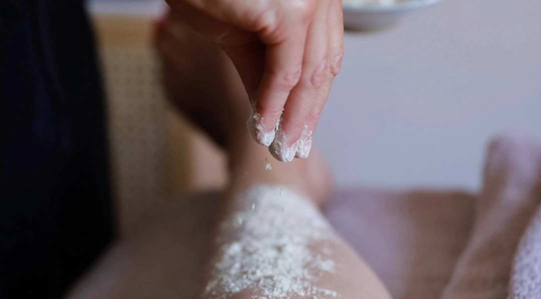 massage ayurvédique Udvartana à Tours avec poudre de plantes